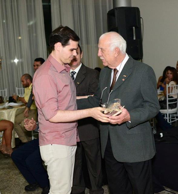 Giovani Antonio Rodrigues, estudante do 4o ano do Curso de Graduação em Odontologia – FORP-USP, recebendo o prêmio de 1º lugar - Apresentação Oral de Caso Clínico, do Prof. Dr. Gilberto Marcucci – FOUSP.